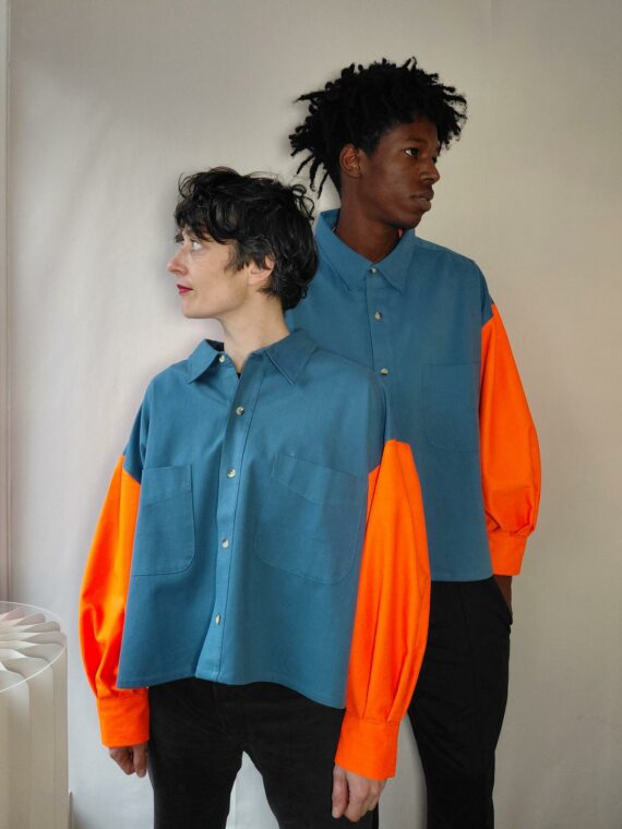 Sur-chemise bleue - manches orange fluo